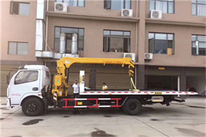 高台附近汽车轮胎更换